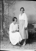 Ateljéporträtt - kvinna och Elsa Sjöström från Skäfthammar socken, Uppland 1922
