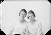Ateljéporträtt - Anna och Sigrid Eriksson från Johannisfors, Forsmark socken, Uppland 1922