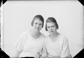 Ateljéporträtt - Anna och Sigrid Eriksson från Johannisfors, Forsmark socken, Uppland 1922