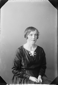 Ateljéporträtt - Klara Andersson från Stor-Rångsen, Forsmark socken, Uppland 1921