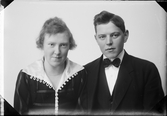Ateljéporträtt - kvinna och Wilhelm Edhberg från Östhammar, Uppland 1921