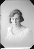 Ateljéporträtt - Sigrid Persson från Östhammar, Uppland 1922