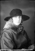 Ateljéporträtt - Sigrid Persson från Östhammar, Uppland 1922
