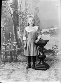 Ateljéporträtt - dotter till Johan Andersson från Ed, Börstil socken, Uppland 1921