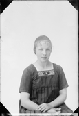 Ateljéporträtt - Nanny Nymark från Barkö, Börstil socken, Uppland 1921