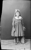 Ateljéporträtt - dotter till Fritz Eriksson från Häverö socken, Uppland 1921