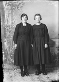 Ateljéporträtt - en kvinna tillsammans med Hanna Sjölander från Yttersby, Börstil socken, Uppland 1922