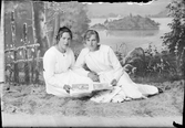 Ateljéporträtt - ung kvinna tillsammans med Maria Söderblom från Ersholmen, Börstil socken, Uppland 1922