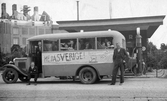 En fullsatt buss med banderollen 