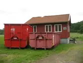 Containrar står intill Röda villan. En byggnad tillhörande SiS ungdomshem Fagared i Lindome. Fastighetsbeteckning är Fagered 3:1. Fotografi taget den 29 juni 2012. Byggnadsdokumentation inför rivning.