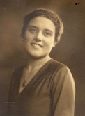 Porträttfotografi av Alice Konstantia Karlsson (född i Örgryte 1905-10-17, död 1997-10-08 i Kållered). Hon bodde i 