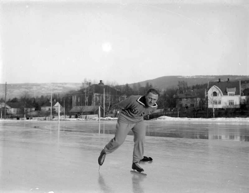 Skøyteløper på Sportsplassen. Bialas i startstilling. (Foto/Photo)