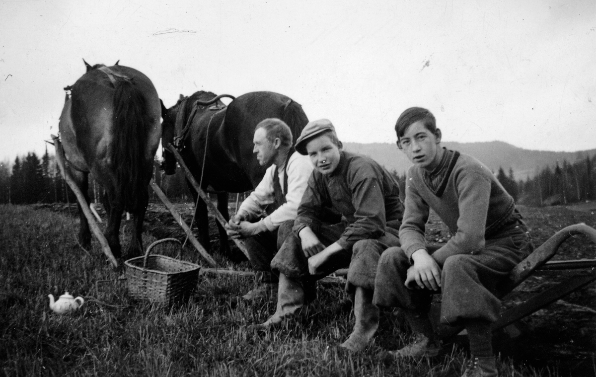 Våronn på Medlien gård, Ringsaker i 1939. Senior Hans Medlien, sønnen Svein og kamerat Ove Skar. Kaffepause i åkeren.