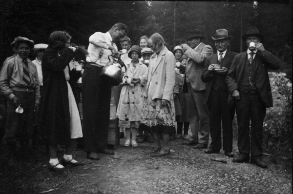 Gruppe mennesker på utflukt. Kaffeservering. 