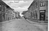 Kungsgatan i Varberg. Stadsgata med trähusbebyggelse. Närmast kameran till höger syns kvarteret Kommerserådet. Bilden är tagen mot norr. 1890-tal.