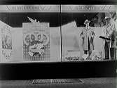 Skyltfönster till en herrekiperingsaffär. 1940-tal.