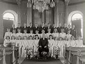 Prästen Glemme (i mitten) med komfirmander i koret i Värö kyrka 1945. .