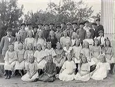 Skolbarn på Rolfstorp skola 1922. Magister Lyckén till vänster. Klassfotot är tagen utomhus.