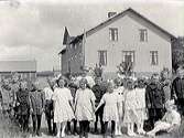 Skolfoto från Rolfstorp 1922. Skolklass. Fröken Kärrdal i mitten.