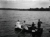 Svea Carlsson, Göta Carlsson, Gustaf Carlsson och två tyska krigsbarn i en roddbåt på sjön Vismen i Drängsered. Utflykt.