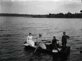 Svea Carlsson, Göta Carlsson, Gustaf Carlsson och två tyska krigsbarn i en roddbåt på sjön Vismen i Drängsered. Utflykt.