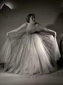 Dammode, Nordiska Kompaniet. Askungetävling 1950. Kvinna i ljus aftonkänning med paljetter.
