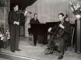 Lunchrummets orkester på Nordiska Kompaniet i Stockholm 1943. Trio med fiol, piano och cello. Till vänster Bornfors, i mitten Holmström och till höger Wennerstrand