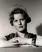 En kvinnlig modell visar diadem och smycken på varuhuset Nordiska Kompaniet i Stockholm 1937.