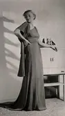 Dammode, AB Nordiska Kompaniet, NK. Kvinna i lång klänning.