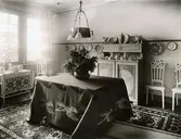 Villa Gärdsgården i Stocksund, Stockholm, ritad av Ragnar Östberg. Interiör, artisten Alf Wallander.