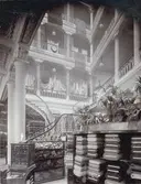 Huvudhallen i Nordiska Kompaniet vid Stureplan i Stockholm. En trappa upp ligger Franska damskrädderiet.