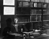 Florence Simmonds ger information om engelsk och fransk litteratur. Nordiska Kompaniet.