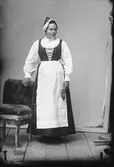 Elise Larsson f Johansson från Rörbäcknäs, Lima socken, Dalarna klädd i hembygdsdräkt