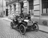 En av Stockholms första automobiler, en Brush Runabout, med förare på Apelbergsgatan. 