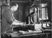 Möbelverkstäderna i Nyköping. Två män i snickeriet. Nordiska Kompaniet.