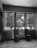 Nordiska kompaniet, Stockholmsutställningen 1930. Rumsinteriör med och stolar och kättinggardiner. Arkitekt Axel Einar Hjorth.