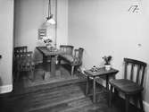 Vardagsrum, interiör, två bord, två kökssoffor och en stol. Nordiska kompaniet.