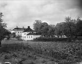 Åkeshof. Manbyggnaden och flyglarna från nordost. I förgrunden plantering. Bromma socken, Sollentuna härad, Uppland. 