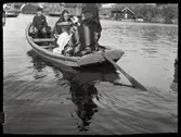 Kyrkfolk i båt.
