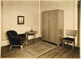 Möbelutställning på Nordiska Kompaniet 1932. Fåtölj, bord, skåp och stol i modellen 