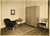 Möbelutställning på Nordiska Kompaniet 1932. Fåtölj, bord, skåp och stol i modellen 