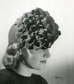 Porträtt av kvinna i hatt med långt flor och blomsterdekoration av Rose Descat.