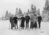 Sju personer på skidor. Bodum, 1913.