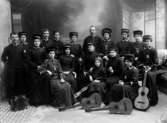 Frälsningsarmén, orkester. 
17 personer med gitarrer och dragspel. Frälsningsarmen har varit aktiva i Trelleborg sedan 1889.