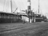 Första världskriget.  Röda Korset och soldater på ett fartyg i hamnen. Krigsfångeutväxling?