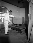 Nilssons barnvagnsteknik. Interiör, Industri. Man sprutmålar barnvagn?   Malmö Parkgatan, Malmö? Bytte senare namn till AG Nilssons barnsvagnfabrik, Malmö?