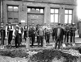 Gatuarbete på Valldammsgatan. Gatuarbetare framför fotograf Borgströms fastighet på Valldamsgatan, kvarteret Triangeln.