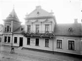 Apoteket Svea. Stadens fina apotek på Algatan 52. Huset byggdes av apotekare Knut Haeger 1894.
