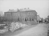 Skolgatan från Mikaelsplan, med Tekniska skolan, kvarteret Bredablick, Dragarbrunn, Uppsala 1901 - 1902