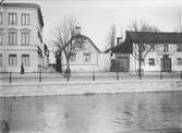 Del av Bangårdsgatan, tidigare Gräsgränd, från Östra Ågatan, Kungängen i Uppsala 1901 - 1902